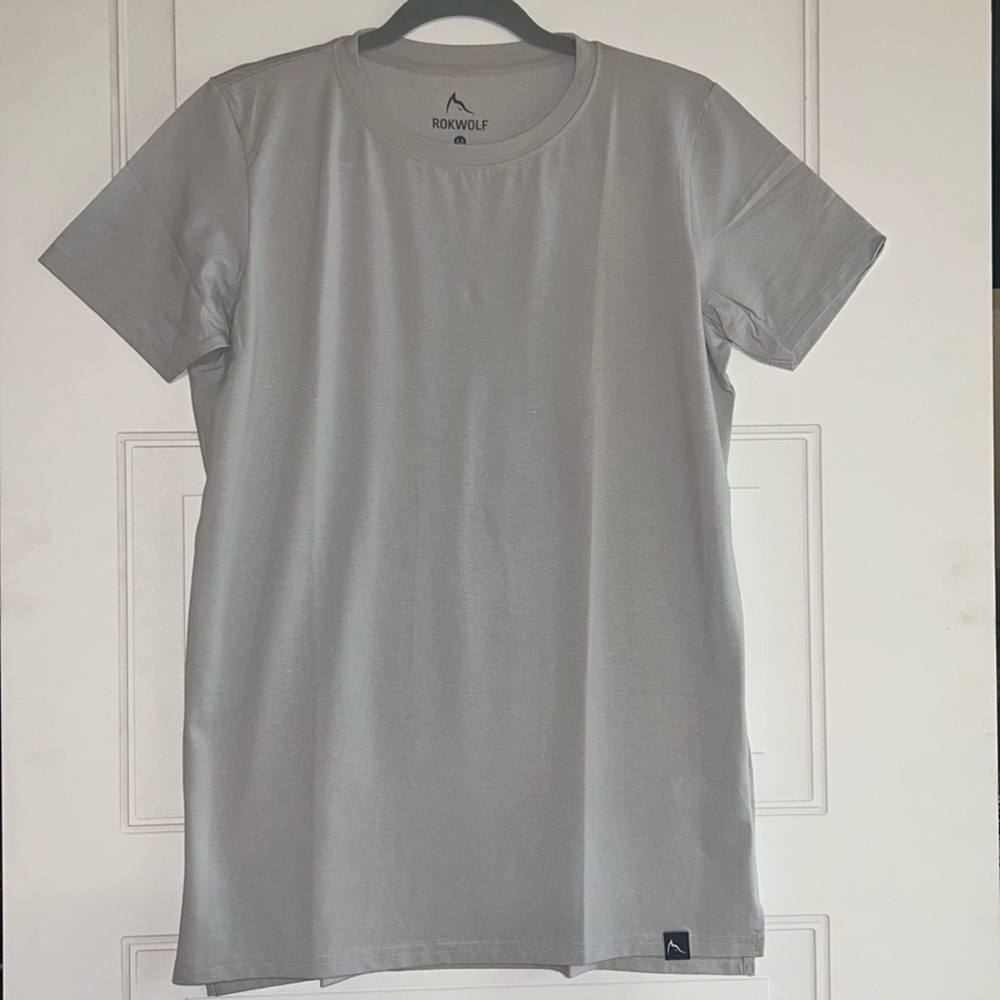 Rokwolf Women Size Medium Essential T-shirt Athleticwear Activewear Workoutwear